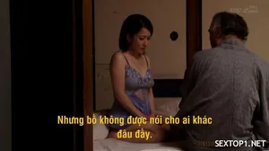 Ngôi sao nữ thần đẹp nhất, vẻ đẹp trong sáng và ngọt ngào, đang thổi kèn trên ghế sofa, sau đó nở nụ cười gian tà như thể không quan tâm...