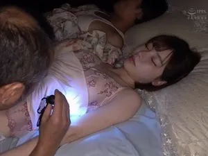 Phang con gái riêng của vợ