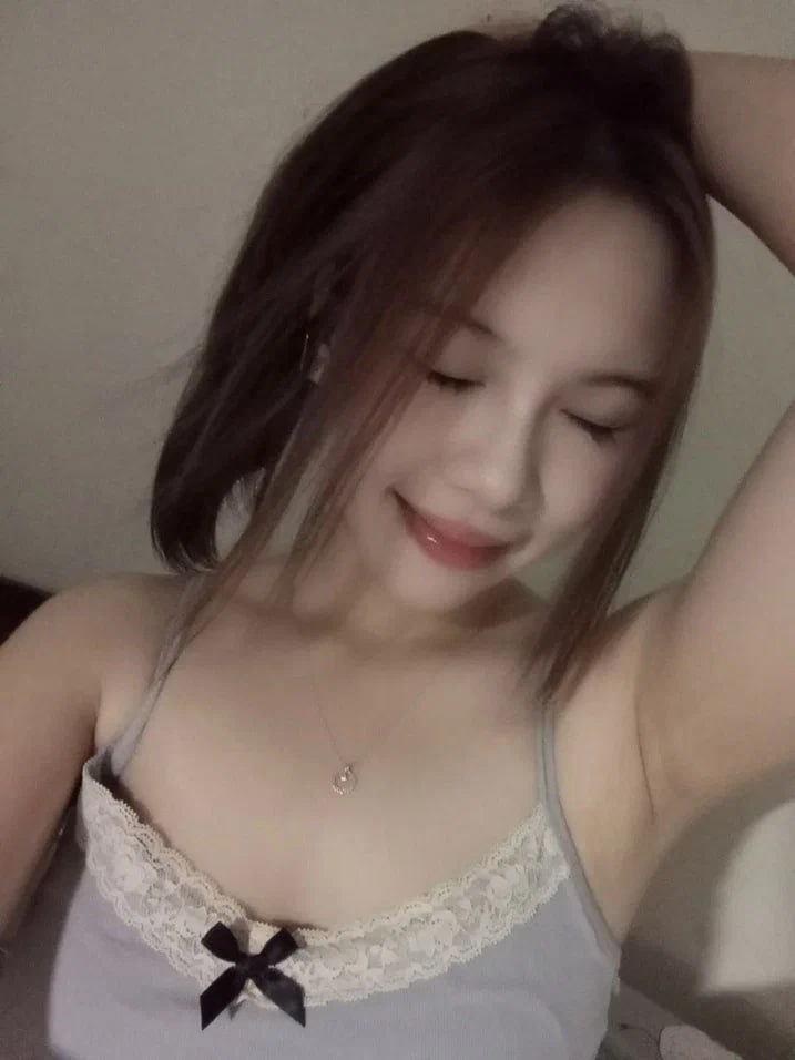 Một người đẹp Tứ Xuyên vừa tốt nghiệp đại học và hiện đang thực tập đã bắt đầu sự nghiệp bằng nghề thoát y. Đang quan hệ thì cô ấy có kinh nguyệt và cảm thấy rất ân hận. Cô ấy phải cố gắng lắm mới có thể thổi kèn cho cô ấy…