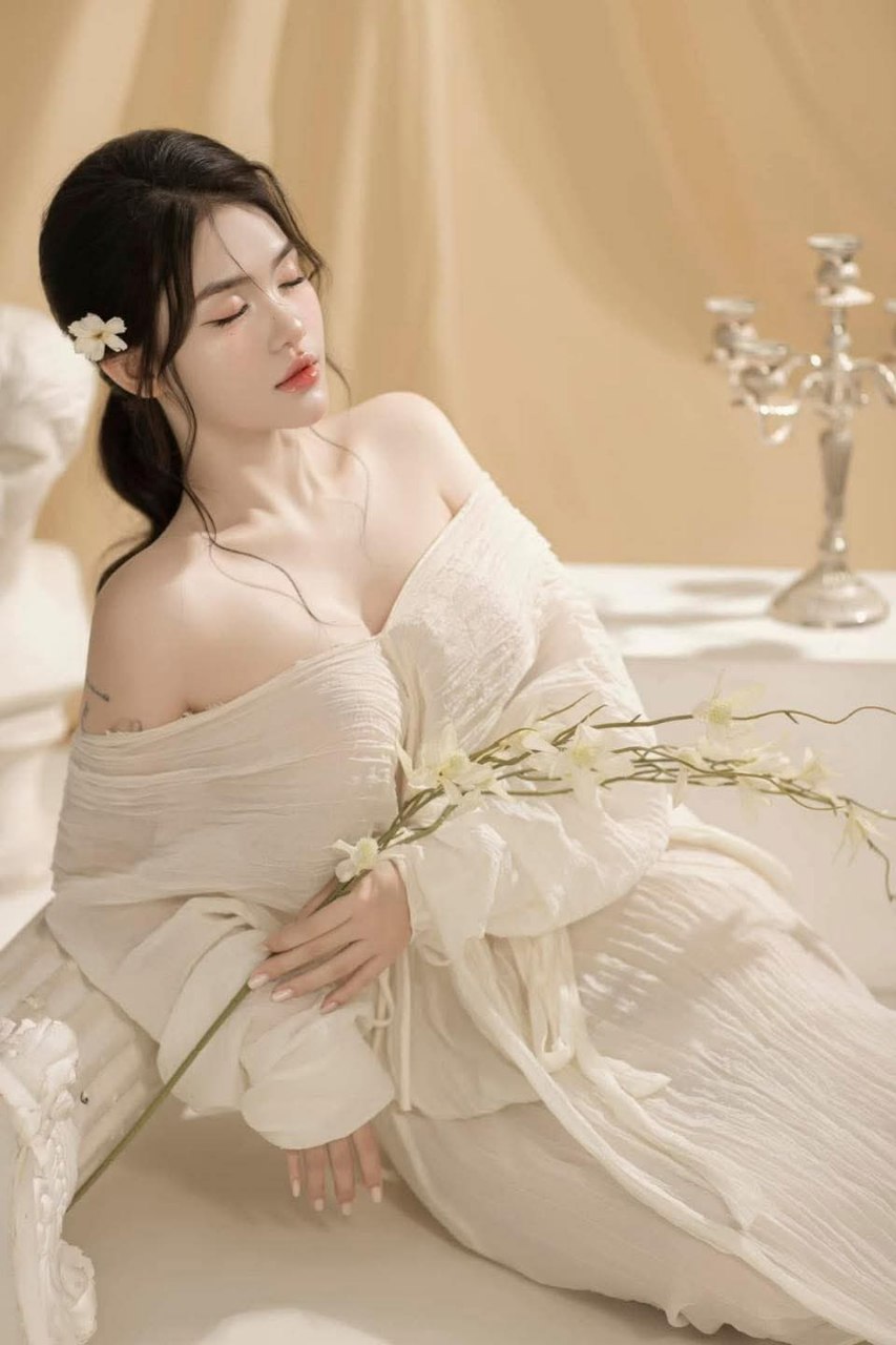 em chỉ đút vào 1cm thôi mà chị phim sex
